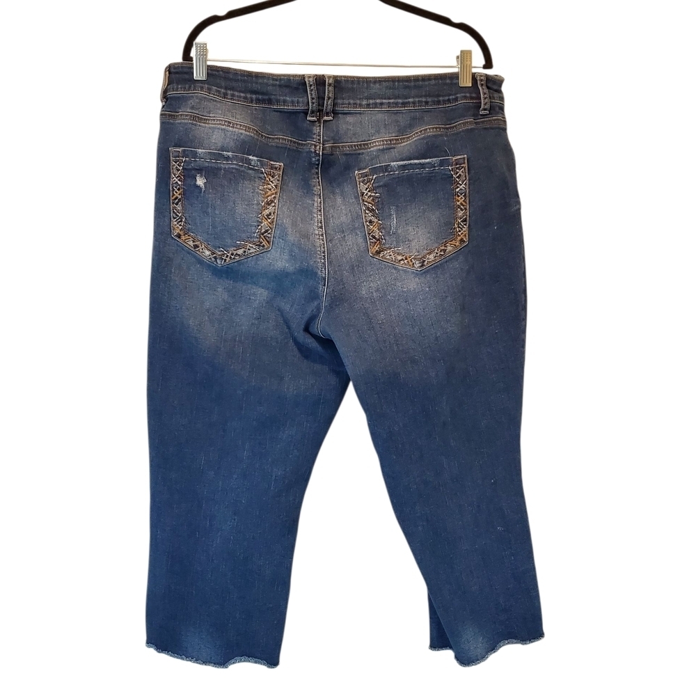 Maurices Distressed Blue Cropped Jeans Size 22 - Picture 3 of 3
